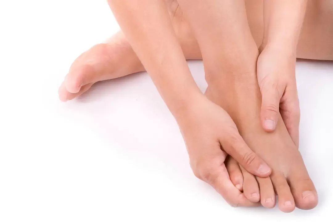 Frotando o spray Hondro Sol Valgus contra o hallux valgus